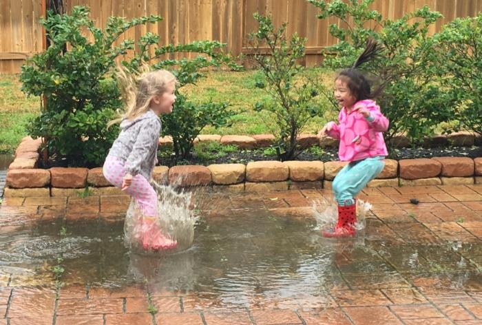 βαρεμάρα τι κάνουν τα παιδιά έξω από τα παιχνίδια βρέχει