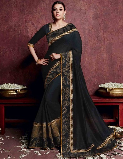 Kajal juodajame saree