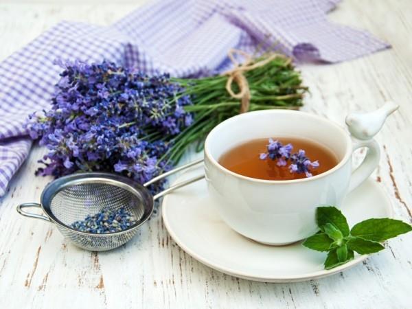 Φτιάξτε υγιές λάδι λεβάντας σε μια κατσαρόλα με τσάι