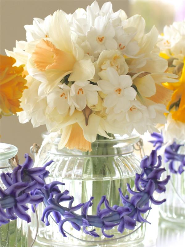 ζωντανή υγιεινή φυτοθεραπεία ανθοδέσμη βάζο λευκά λουλούδια μοβ