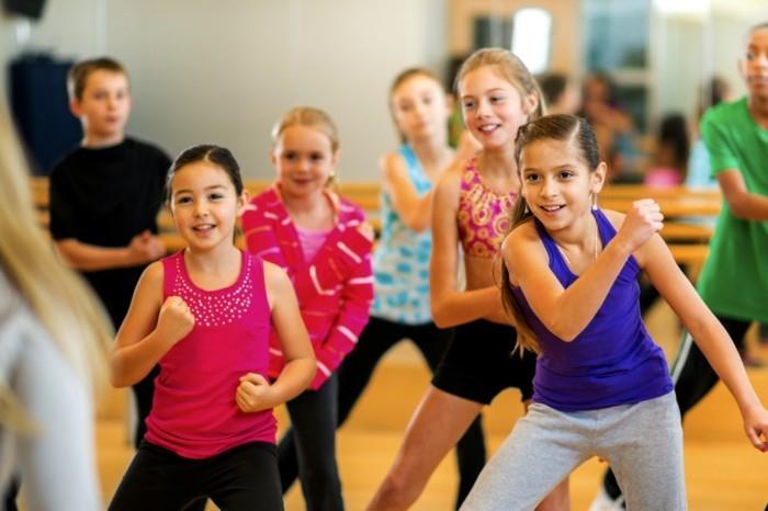 ζήστε υγιείς συμβουλές τα παιδιά ασκούνται χορεύοντας