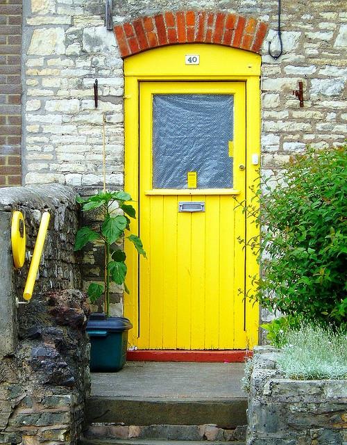 ζωντανή κίτρινη μπροστινή πόρτα σχεδιασμός εξοχή κήπο ιδέα