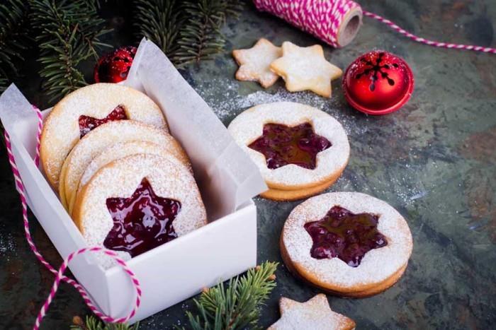 Bήστε νόστιμα χριστουγεννιάτικα μπισκότα με μαρμελάδα φράουλα