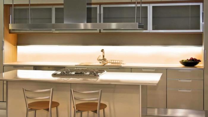 φωτιστικά led κουζίνας led λωρίδες φωτίζουν τον πίσω τοίχο της κουζίνας