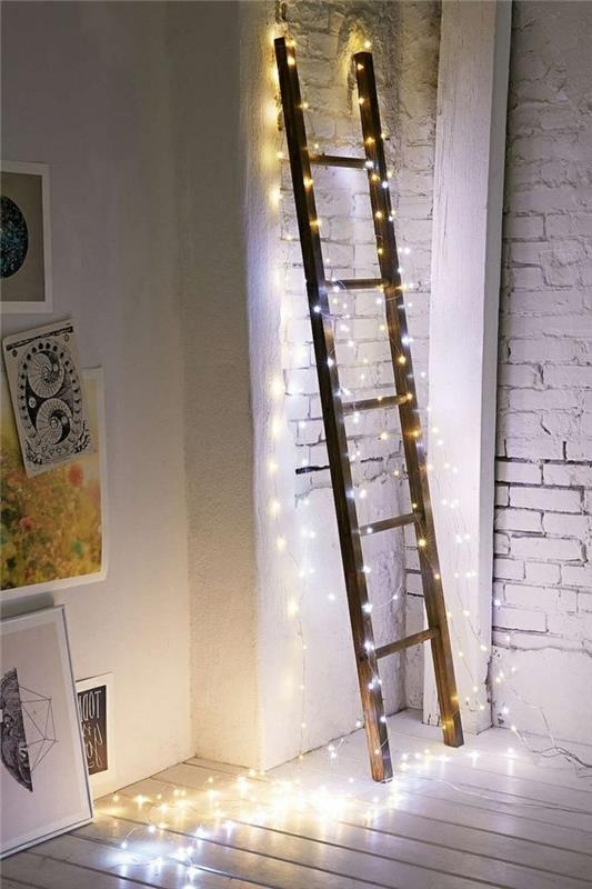 led φώτα νεράιδας που διακοσμούν σκάλες τοίχο από τούβλα