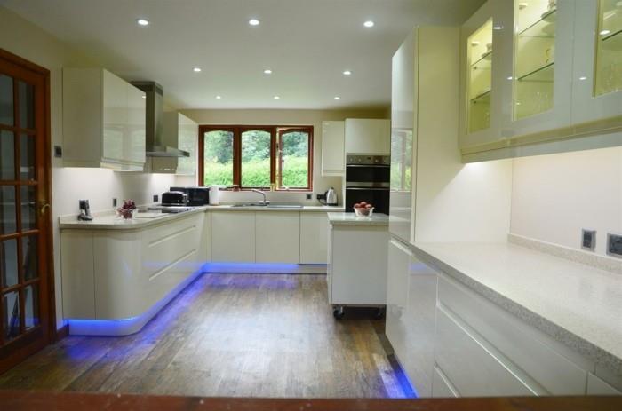 led light bar kitchen illuminate blue light λευκά ντουλάπια κουζίνας