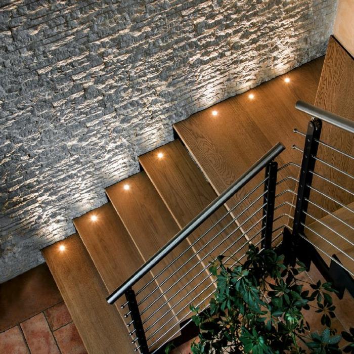 led σκάλα φωτισμός ξύλινα σκαλοπάτια πέτρινος τοίχος
