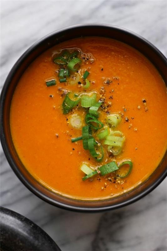 ελαφρύ φαγητό σε καλοκαιρινή ελαφριά σούπα από καρότα