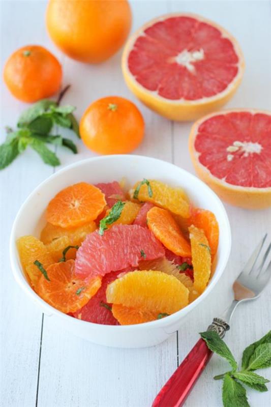 ελαφρύ φαγητό σε καλοκαιρινά φρούτα πορτοκάλια γκρέιπφρουτ