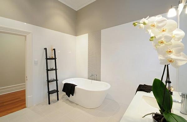 Σκάλα ράφια τοίχου ράφια DIY μπανιέρα μπάνιου λευκά λουλούδια