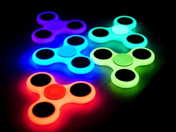 Αγοράστε φωτεινά χρώματα fidget spinner online