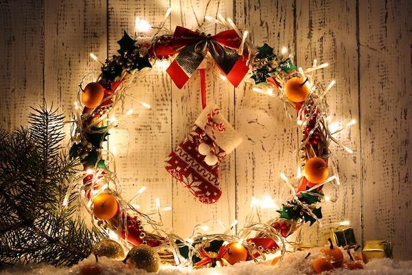 χριστουγεννιάτικο στεφάνι από ελαφριά αλυσίδα φτιάξτε μόνοι σας στεφάνι πόρτας
