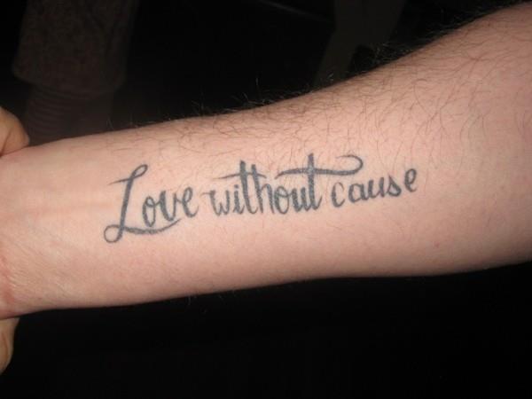 αγάπη χωρίς λόγο λέγοντας τατουάζ αντιβράχιο
