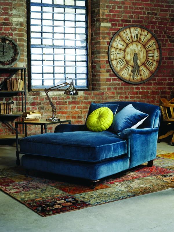 ξαπλωμένος καναπές μπλε ρίξτε μαξιλάρια χαλί από τούβλο σε τοίχο