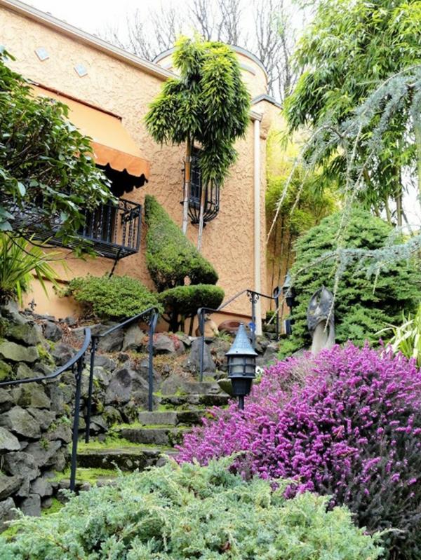μοβ λουλούδια θάμνοι σκάλες πέτρες μεταλλικές λάμπες κήπος μεσογειακός
