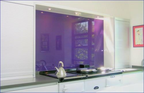 μοβ-γυαλί-κουζίνα-καθρέφτης-ιδέα-κουζίνα-λευκό