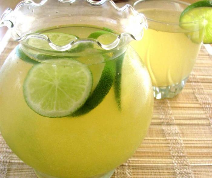 Φτιάξτε λεμονάδα μόνοι σας φρέσκο ​​lime