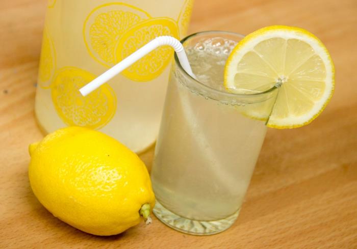 Φτιάξτε κρύα λεμονάδα και πιείτε φρέσκα λεμόνια