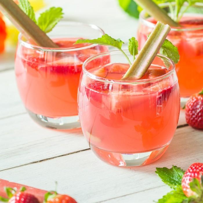 Φτιάξτε λεμονάδα μόνοι σας καλοκαιρινές συνταγές ραβέντι φράουλα