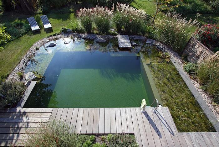 μεγάλη ορθογώνια λίμνη κολύμβησης στον δικό σας κήπο