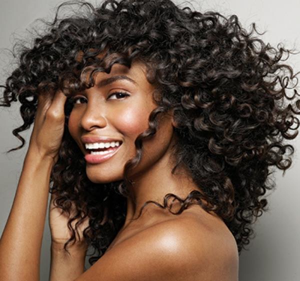 μπούκλες σε στυλ afro hairstyling χτενίσματα φυσικές μπούκλες στυλ φροντίδας