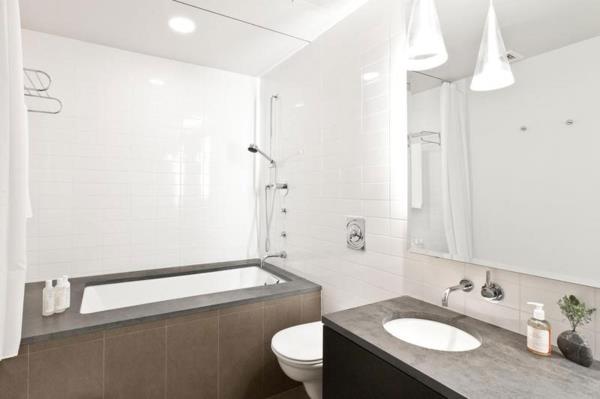 Σχεδιασμός σοφίτας με ασπρόμαυρο εσωτερικό διαμέρισμα μπάνιου