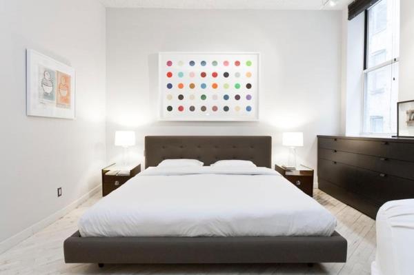 Σχεδιασμός σοφίτας με ασπρόμαυρη εσωτερική κρεβατοκάμαρα τοίχου με πολύχρωμες τελείες