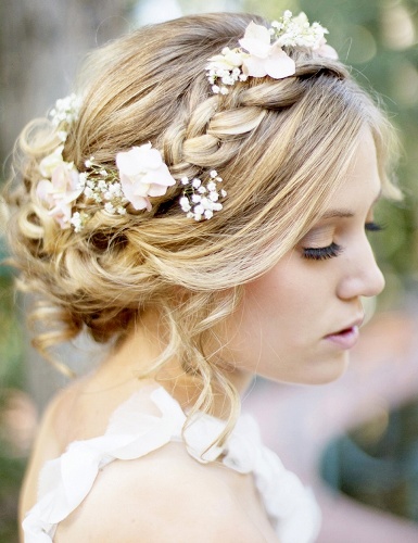 Vestuvių šukuosena su gėlėmis ilgiems plaukams