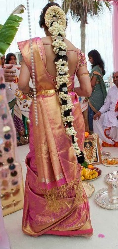 Indijos vestuvių šukuosena su ilgais plaukais su gėlėmis