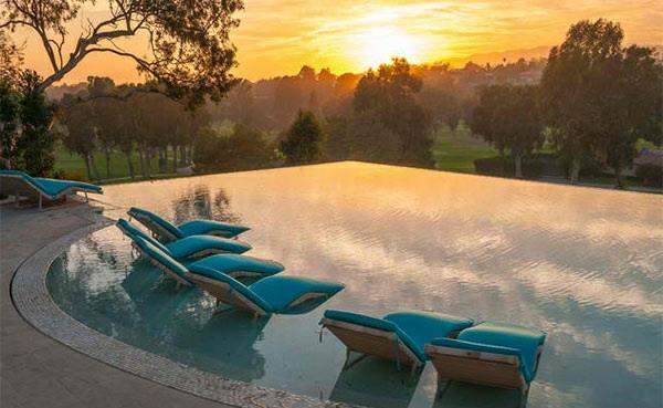 έπιπλα σαλονιού χαλαρώστε ξαπλώστρα μαξιλάρια κήπο πισίνα ηλιοβασίλεμα