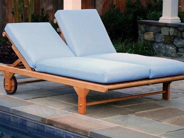 ξύλινη πολυθρόνα και μπλε μαξιλάρια