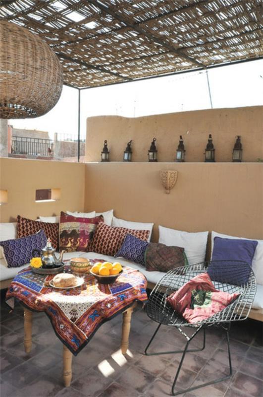 lounge βεράντα όπως σε ένα μπουτίκ ξενοδοχείο σε ανατολίτικο στυλ πήλινους τοίχους πολύχρωμα χρώματα