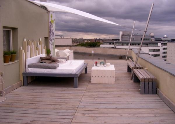lounge βεράντα όπως σε ένα μπουτίκ ξενοδοχείο με απλό σχεδιασμό στην οροφή