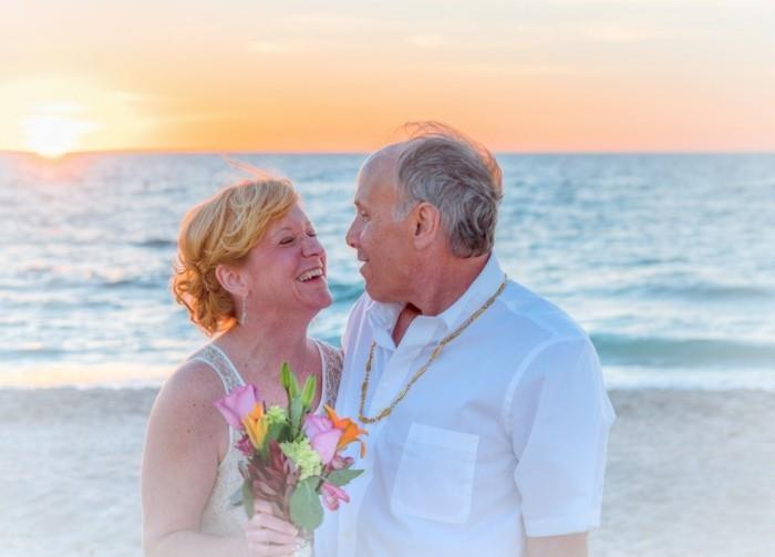 Ανώτερο ζευγάρι έχει δωρεάν γαμήλια τελετή στην παραλία