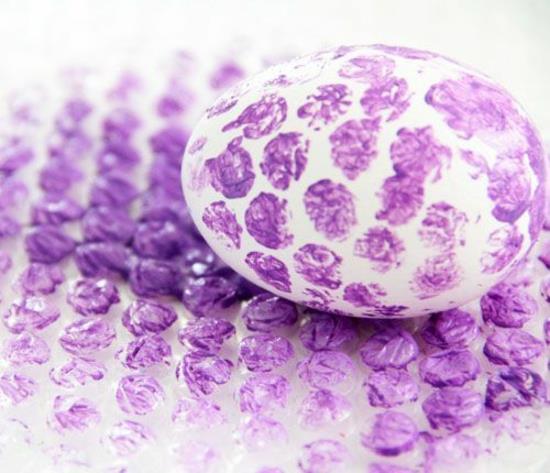 Τυλίξτε με φυσαλίδες για να βάψετε πασχαλινά αυγά