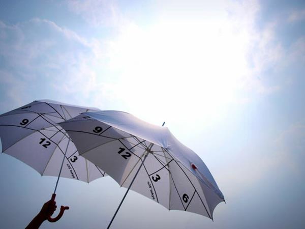 αστεία-ομπρέλες-ρολόι-ήλιος