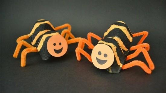 αστείο τσίμπημα αράχνης από χαρτοκιβώτιο αυγών