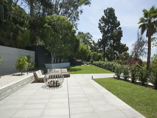 πολυτελής κατοικία με τολμηρή σχεδίαση άνετα καθίσματα πάγκου στον κήπο