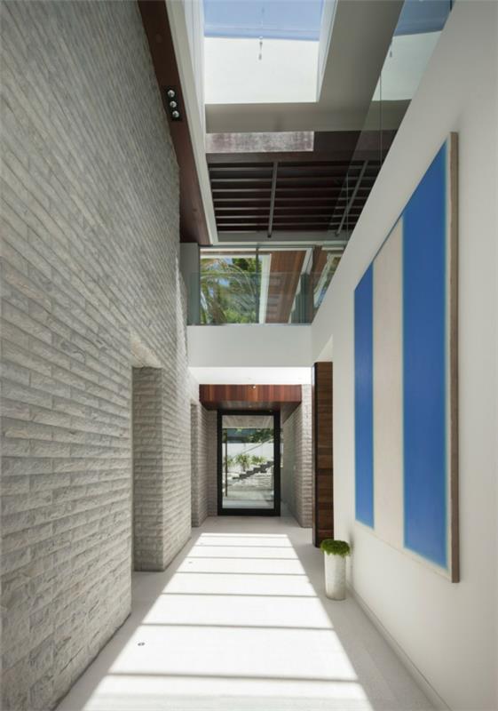πολυτελής κατοικία με τολμηρή σχεδίαση πέτρινων πλακιδίων και γαλάζιων τόνων