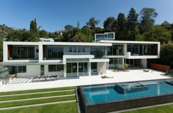 πολυτελής κατοικία με έντονο σχεδιασμό σε δύο ορόφους με εξωτερική πισίνα