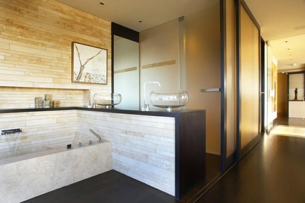πολυτελές διαμέρισμα στην Καλιφόρνια με πανοραμικά παράθυρα μπάνιου