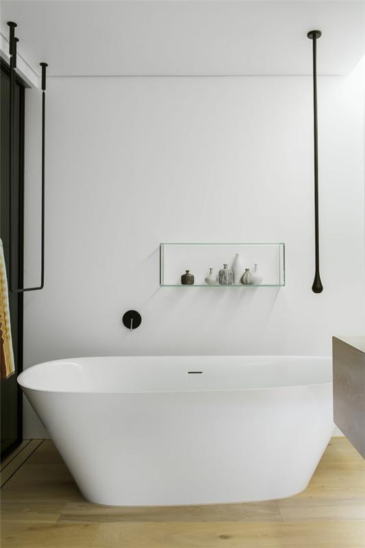 πολυτελές μπάνιο μινιμαλιστικό με ανεξάρτητη μπανιέρα