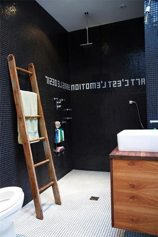 πολυτελές μπάνιο μαύρα ψηφιδωτά πλακάκια ξύλινη σκάλα