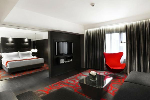 πολυτελές ξενοδοχείο Mira Hong Kong City τέταρτη εσωτερική διακόσμηση κρεβατοκάμαρα κόκκινη καρέκλα