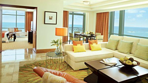 πολυτελές δωμάτιο ξενοδοχείου κίτρινα μαξιλάρια