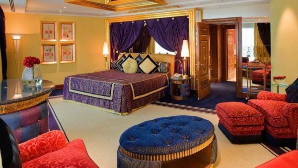 πολυτελή έπιπλα δωματίου ξενοδοχείου σε μοβ και μπλε χρώμα