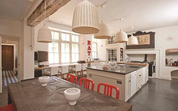 πολυτελή σχέδια κουζίνας λευκά ενσωματωμένα φώτα κρεμαστών ντουλαπιών κουζίνας