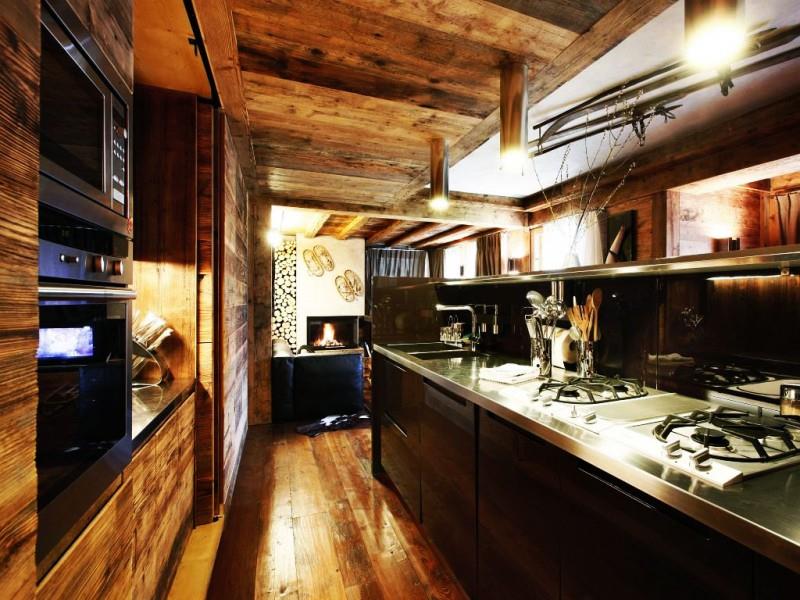 πολυτελής εξοχική βίλα ampezzo ζωγράφος ξύλινη κουζίνα νησιού