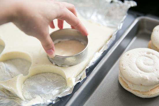 Φτιάξτε το δικό σας πασχαλινό γλυκό μακαρόν με παγωτό