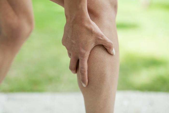 Τα συμπτώματα ανεπάρκειας μαγνησίου αναγνωρίζουν κράμπες στα πόδια